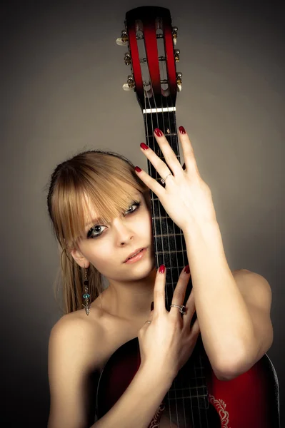 Ragazza copre nudo corpo chitarra — Foto Stock