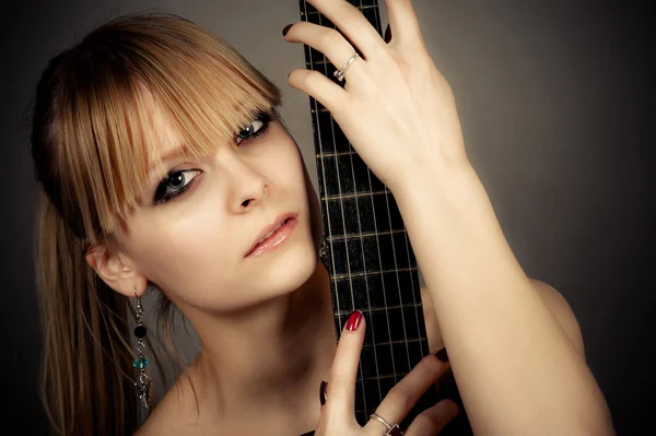 Meisje met een gitaar fretboard — Stockfoto