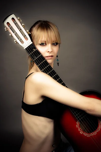 Mädchen mit einer Gitarre — Stockfoto
