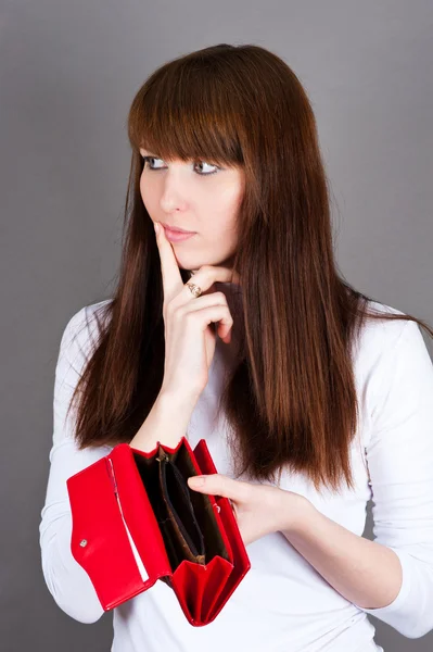 Mulher muito pensamento segurando uma bolsa — Fotografia de Stock