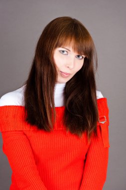 gri arka plan üzerinde izole mütevazı kadın