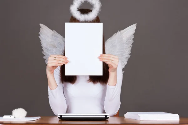 Belo anjo sentado a uma mesa — Fotografia de Stock