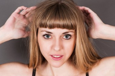 tousled saçlı güzel kadın