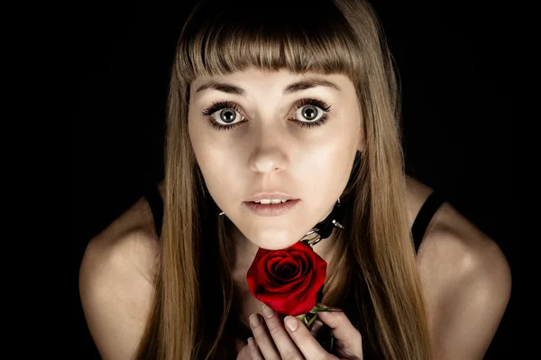 Aantrekkelijke vrouw met een roos — Stockfoto