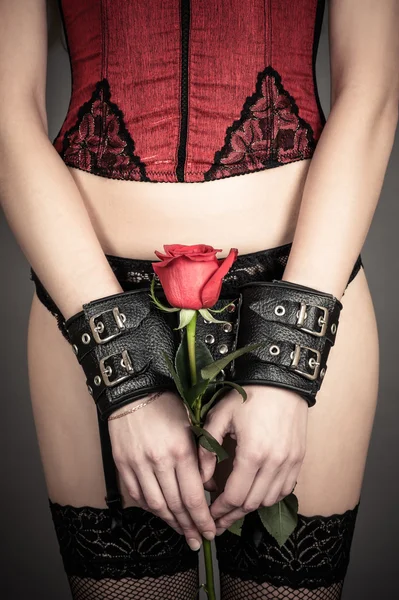 Donna con in mano una rosa rossa — Foto Stock