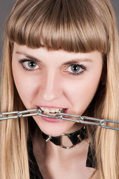 Mulher com uma corrente nos dentes — Fotografia de Stock