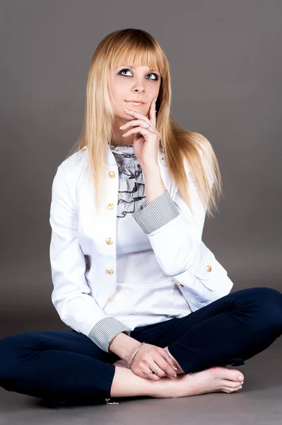 Mujer en una chaqueta pensó — Foto de Stock