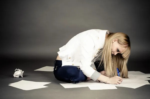 Estudiante escribiendo en papel —  Fotos de Stock