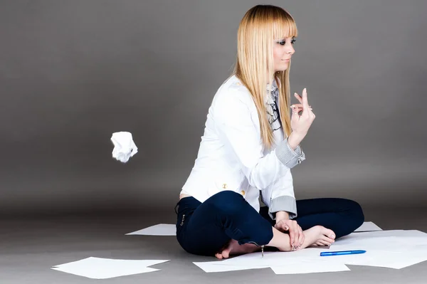 Student kastar en bortskämd papper — Stockfoto