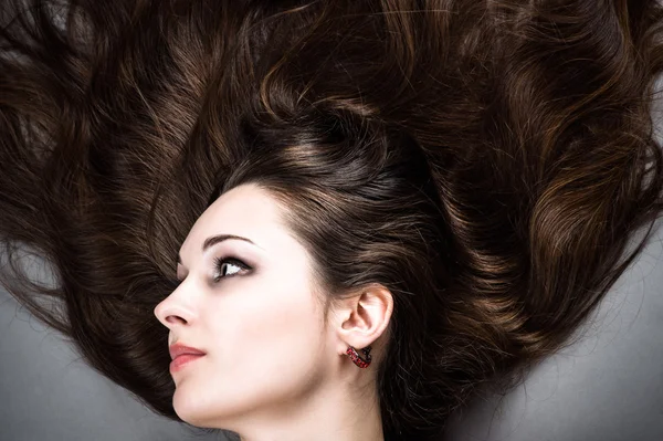 Schöne Brünette. gesunde lange Haare — Stockfoto