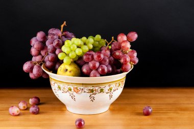 peras y uvas maduras