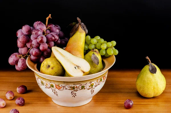 Bodegón de uvas maduras y peras — Foto de Stock