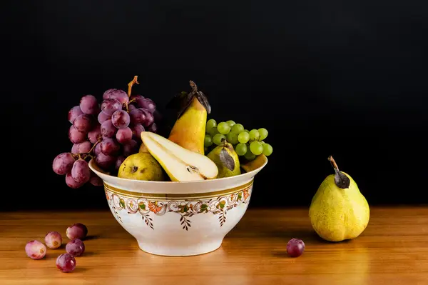 Ainda vida de uvas maduras e pêras — Fotografia de Stock