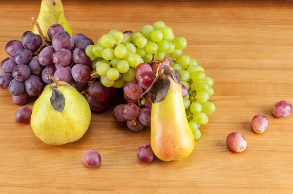 Uvas maduras e peras — Fotografia de Stock