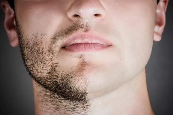 Bonito homem com um raspado metade do seu rosto — Fotografia de Stock