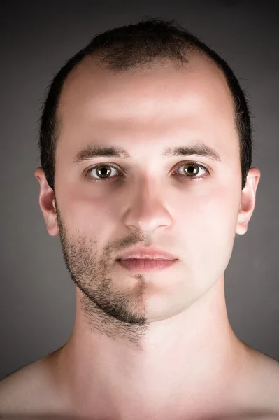 Un hombre guapo con la mitad de su cara afeitada — Foto de Stock