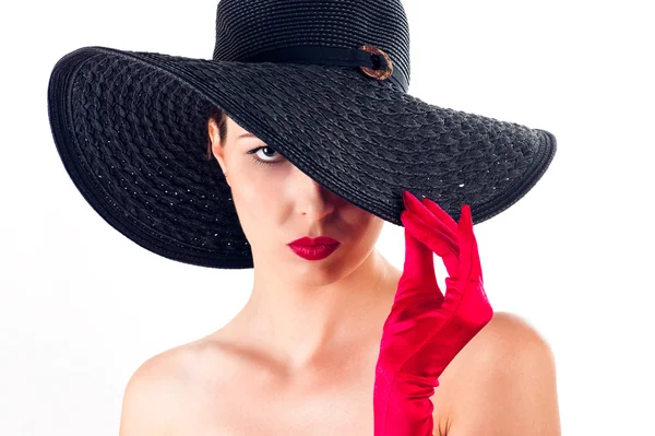 Vrouw heeft betrekking op haar gezicht met zijn hoed — Stockfoto