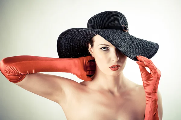 Femme avec un chapeau et des gants — Photo