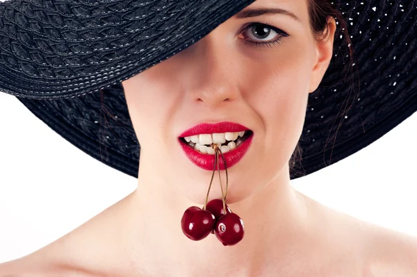 Donna con ciliegia in bocca — Foto Stock