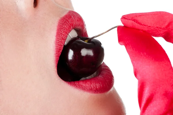 Женщина ест вишни — стоковое фото