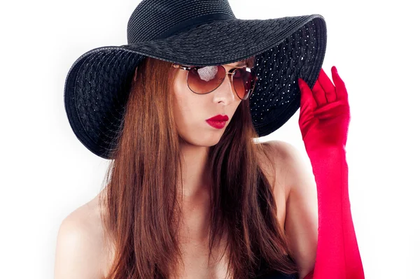 Donna copre il suo viso con il suo cappello — Foto Stock