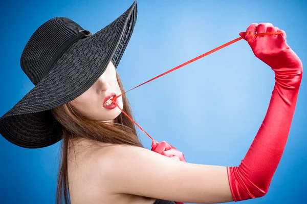 Glamorösa kvinna i hatt och handskar — Stockfoto