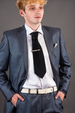 gri bir arka plan üzerinde izole patron