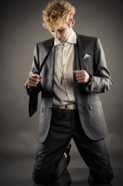 işadamı depresyon diz çöküyor