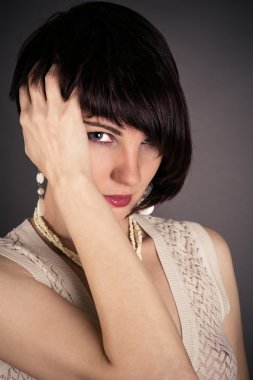 güzel bir kadın üzerinde gri bir arka plan izole