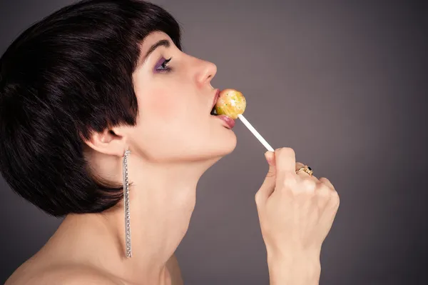 Naken kvinna slicka lollipop — Stockfoto