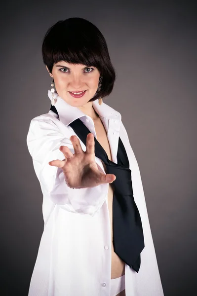 Mujer tiende la mano hacia adelante — Foto de Stock