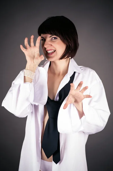 Retrato de uma mulher na camisa de um homem — Fotografia de Stock