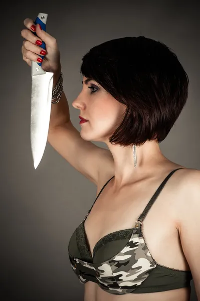Krásná žena s nožem v ruce — Stock fotografie