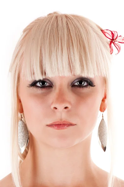 Mujer bonita con una flor en el pelo — Foto de Stock