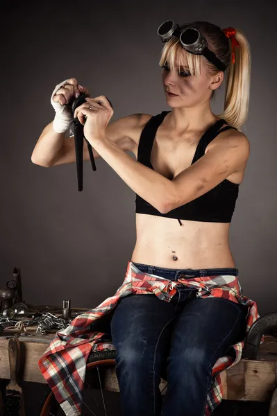 Woman worker repairs crane — Stock Photo, Image