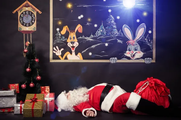 Fatigué Père Noël claus dans une maison Photos De Stock Libres De Droits
