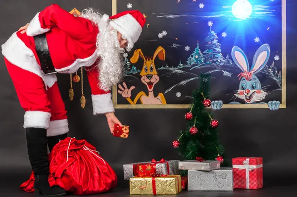 Санта-Клауса, викладає подарунки Стокова Картинка
