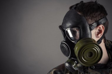 Gaz maskeli adam.