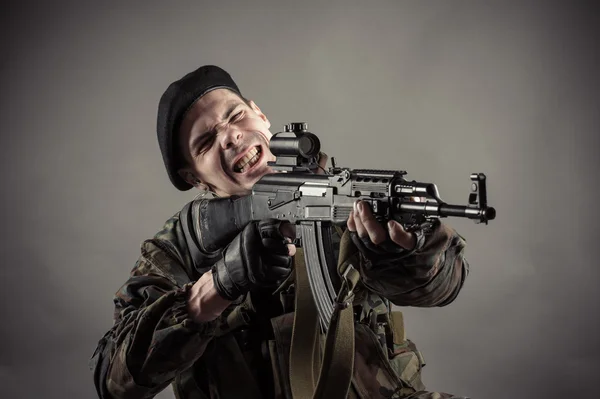 Soldaten feuern gewaltsam zurück — Stockfoto