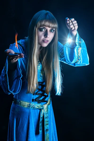 Vrouwelijke magiër — Stockfoto