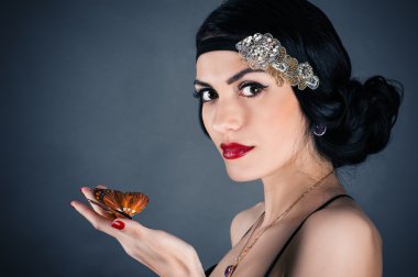 Eski tarzda bir kadın.