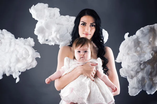 Mère heureuse avec bébé sur gris — Photo