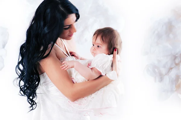 하얀 위에 아기를 가진 행복 한 엄마 — 스톡 사진
