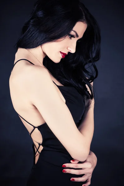 Siyah elbiseli şık güzel kadın — Stok fotoğraf