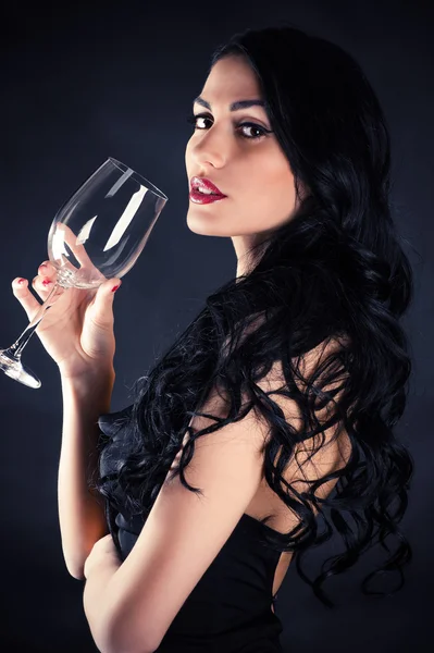 Mujer seductora con vidrio en la mano — Foto de Stock