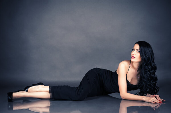 Красивая соблазнительная женщина в черном платье

