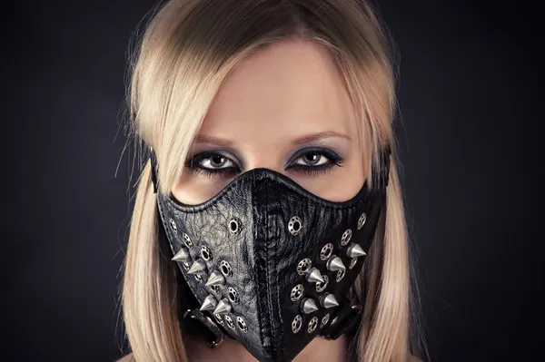 Mulher em uma máscara com picos — Fotografia de Stock