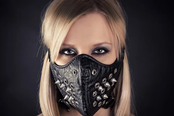 Frau in Maske mit Stacheln — Stockfoto