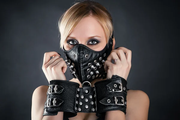 Жінка в наручниках і маска з шипами — стокове фото