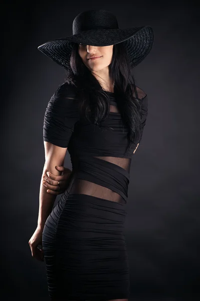 黒いドレスを着た美しい女性 — ストック写真